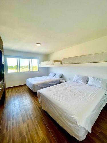 two beds in a hotel room with at La Finca Ica in Ica