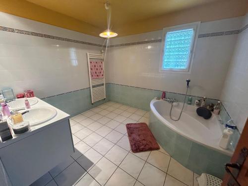 une salle de bain avec une baignoire et un lavabo et une baignoire dans l'établissement VILLA Méditerranéenne calme, PISCINE sans vis à vis, à Boujan-sur-Libron
