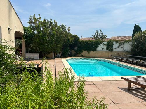une piscine devant une maison dans l'établissement VILLA Méditerranéenne calme, PISCINE sans vis à vis, à Boujan-sur-Libron