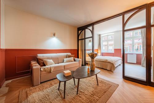 un salon avec un canapé et une table dans l'établissement Cosy T2 Grand'Rue, à Strasbourg