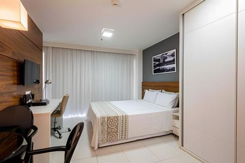 una habitación de hotel con una cama y un escritorio en Hotel FUSION, en Brasilia
