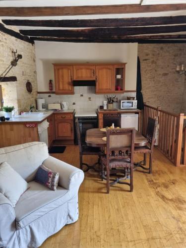 - une cuisine avec un canapé et une table dans une chambre dans l'établissement Little House in the Dordogne, à Salignac Eyvigues
