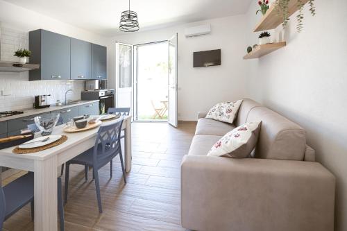 a living room and kitchen with a couch and a table at La Raganella D'Oro in Pico