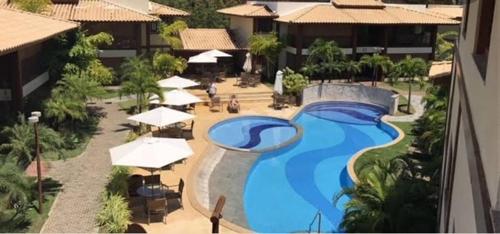une vue d'une piscine dans un complexe hôtelier dans l'établissement Village Lagoa do Forte, à Mata de São João