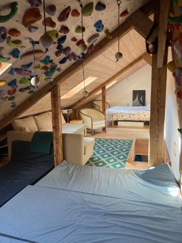 - une chambre avec un mur d'escalade et un lit dans l'établissement T3 Briançon avec pan d'escalade, à Briançon