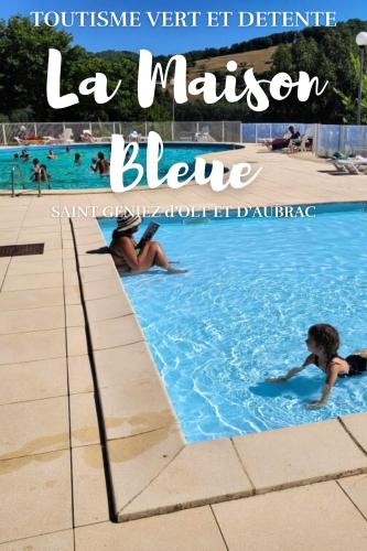 Πισίνα στο ή κοντά στο La Maison Bleue, village vacances, piscine, parking