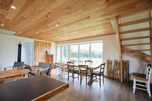 une chambre avec une table, des chaises et une échelle dans l'établissement Équi'séjour, à Pordic