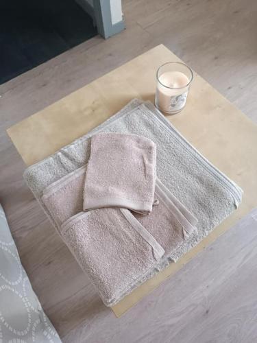 une pile de serviettes posée sur une table dans l'établissement Studio avec balcon, à Pau