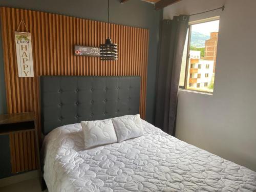 Ένα ή περισσότερα κρεβάτια σε δωμάτιο στο 34 BELLo APARTAMENTO EN LA MEJOR ZONA DE MEDELLIN LAURELES ESTADIO 2 HAb 2 BAÑOS