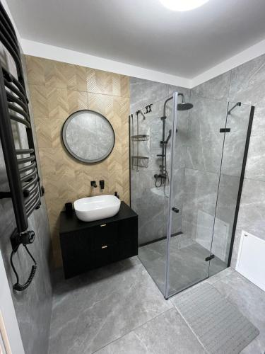 a bathroom with a sink and a shower at Kingdomki in Kopalino