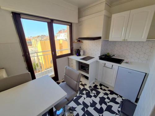 une cuisine avec une table et un comptoir dans l'établissement Studio azuréen - Centre de Nice, à Nice