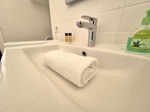 un lavabo de salle de bain blanc avec une serviette dessus dans l'établissement Studio azuréen - Centre de Nice, à Nice