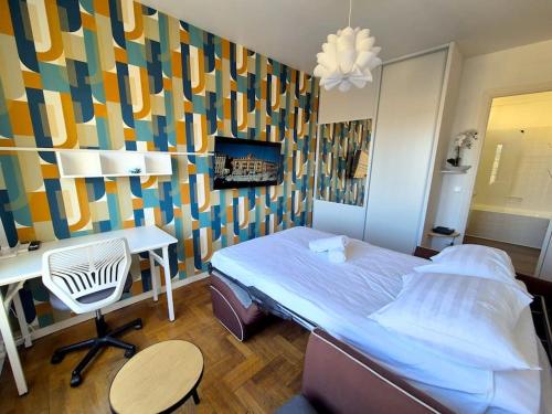 une chambre avec un lit, un bureau et une table dans l'établissement Studio azuréen - Centre de Nice, à Nice