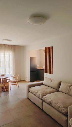 TV a/nebo společenská místnost v ubytování Two bedroom apartment with pool