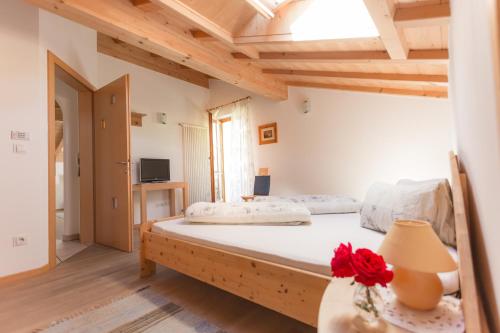ein Schlafzimmer mit einem großen Bett in einem Zimmer in der Unterkunft Tollhof in Bozen