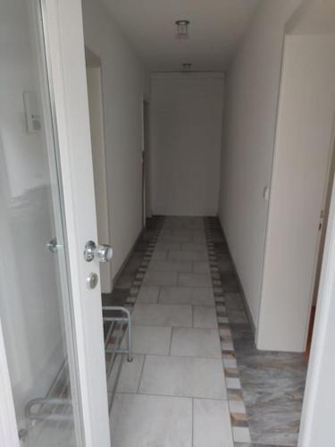 an empty hallway with a door and a tile floor at Ferienwohnung Stadtnähe in Calw in Calw