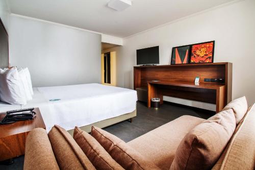 Μια τηλεόραση ή/και κέντρο ψυχαγωγίας στο Hotel Deville Business Maringá