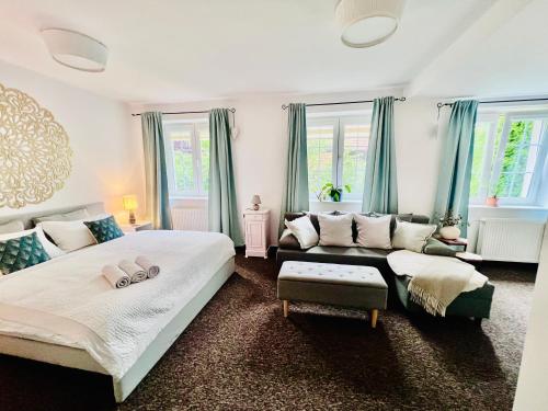 Ένα ή περισσότερα κρεβάτια σε δωμάτιο στο BL - The Townhouse, 24hr Self Check-in, Free Private Parking, Garden, Adjacent to beautiful City Park, City Centre 5 min walk