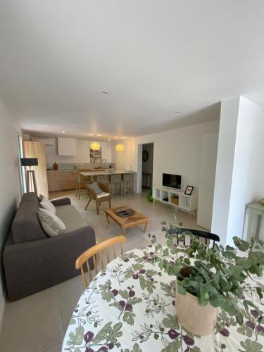 un salon avec un canapé et une table dans l'établissement Entre mer et montagne, à Porto-Vecchio