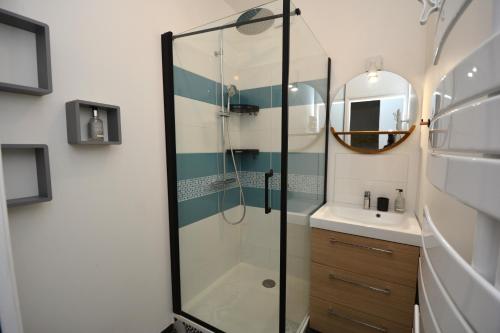 une salle de bain avec une douche en verre et un lavabo dans l'établissement BellaVita - Cosy & Moderne - Proche des remparts - Climatisation, à Avignon