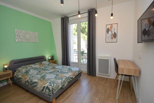 une chambre avec un lit, une table et une fenêtre dans l'établissement BellaVita - Cosy & Moderne - Proche des remparts - Climatisation, à Avignon