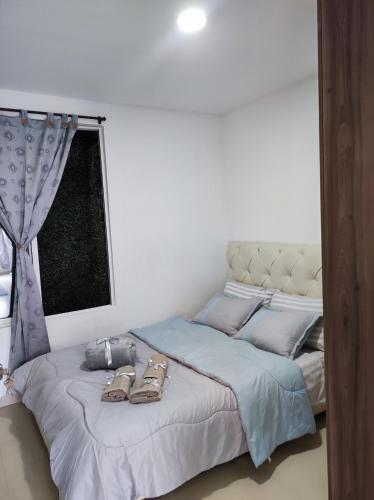 Giường trong phòng chung tại Apartamento en Cali