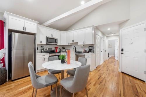 Dapur atau dapur kecil di Newly constructed! 1bed 1bath Apartment