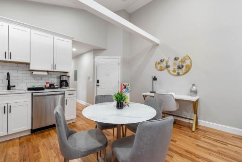 Dapur atau dapur kecil di Newly constructed! 1bed 1bath Apartment