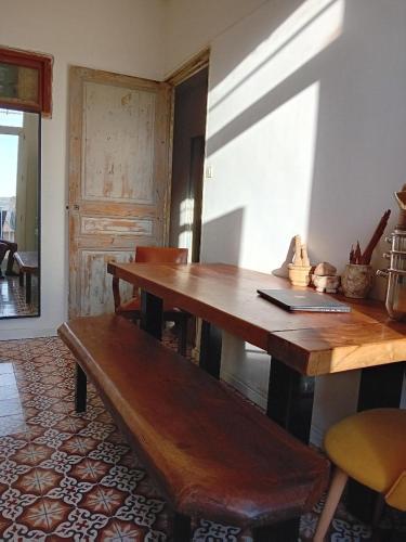 une salle à manger avec une table en bois et un banc dans l'établissement T3 Au cœur de Marseille, à Marseille