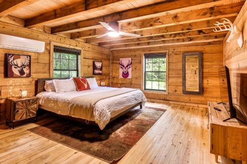 Ένα ή περισσότερα κρεβάτια σε δωμάτιο στο The Cabin at Dukes Creek with Fire Pit and Hot Tub!