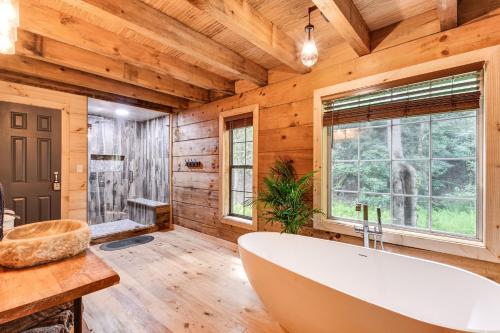 Ένα μπάνιο στο The Cabin at Dukes Creek with Fire Pit and Hot Tub!