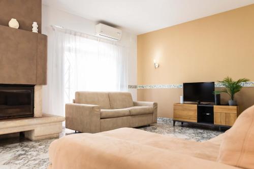 セントジュリアンズにあるVilla in the center of St Julian's by ArcoBnbのリビングルーム(ソファチェア、テレビ付)