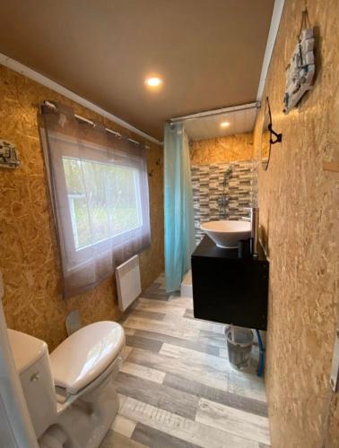 une salle de bain avec toilettes et lavabo dans l'établissement Parcelle 39, à Incheville