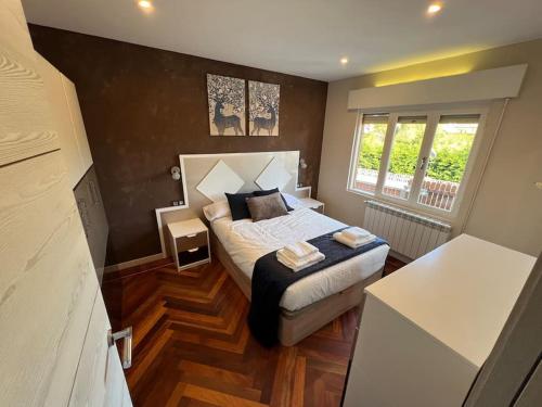 a small bedroom with a bed and a window at Casita independiente Casa Corban in Santander