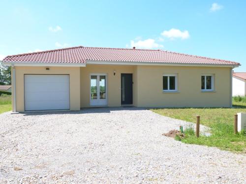 une petite maison jaune avec un garage dans l'établissement Superbe Maison individuelle 3ch, 6 pers, jardin, au calme, proche du Lac, 2 Parking, spatieuse et Confortable !, à Saint-Pardoux