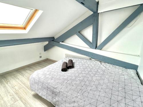 une chambre avec un lit avec des chaussures dessus dans l'établissement Duplex Alfortville Gare et centre ville - Le Milhan -, à Alfortville