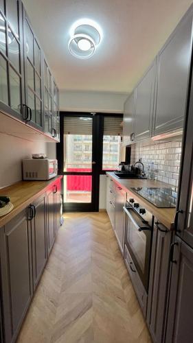 une cuisine avec des armoires blanches et un comptoir dans l'établissement Nicea INN BLUe, à Nice