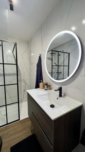 une salle de bain avec un lavabo et un miroir dans l'établissement Nicea INN BLUe, à Nice