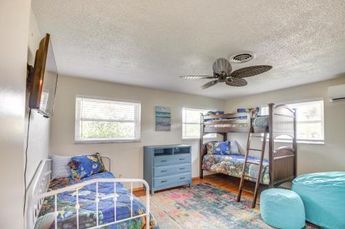 1 dormitorio con literas y ventilador de techo en Sunny South Daytona Home with Pool and Grill!, en South Daytona