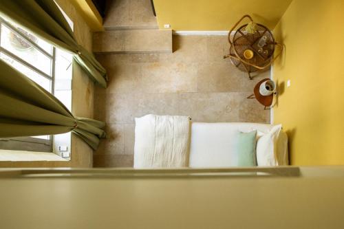 a room with a bed and a window with towels at Le Clos de Gordes in Gordes