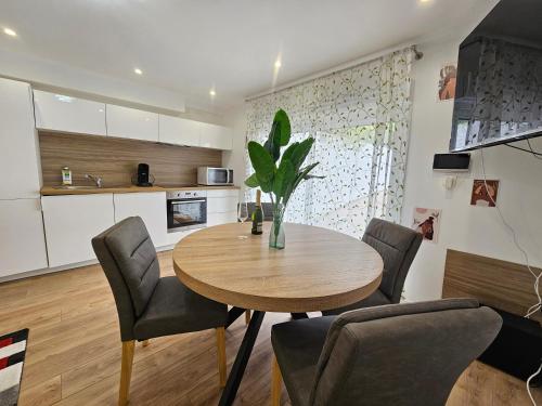 une salle à manger avec une table et des chaises en bois dans l'établissement Au Mboa Appartement 2 Chambres au Coeur de Conflans, à Conflans-Sainte-Honorine