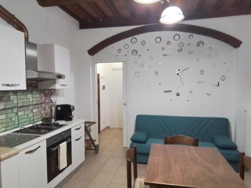 Η κουζίνα ή μικρή κουζίνα στο Casa ValeMar piano terra, un'oasi in città