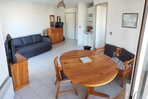 un salon avec une table en bois et un canapé dans l'établissement Résidence Port Helena Coudouliere - Super appart front de mer MAE-3351, à Six-Fours-les-Plages