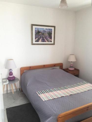 - une chambre avec un lit et 2 tables avec des lampes dans l'établissement Résidence Port Helena Coudouliere - Super appart front de mer MAE-3351, à Six-Fours-les-Plages