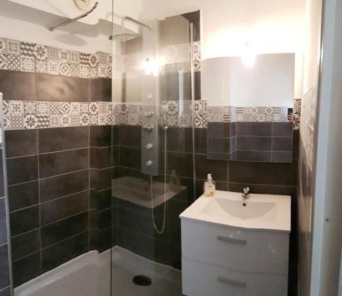 une salle de bain avec un lavabo et une douche dans l'établissement Résidence Port Helena Coudouliere - Super appart front de mer MAE-3351, à Six-Fours-les-Plages