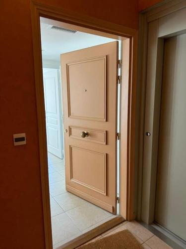 une porte ouverte dans une chambre dotée de carrelage. dans l'établissement Magnifique T2 Cannes Centre, à Cannes