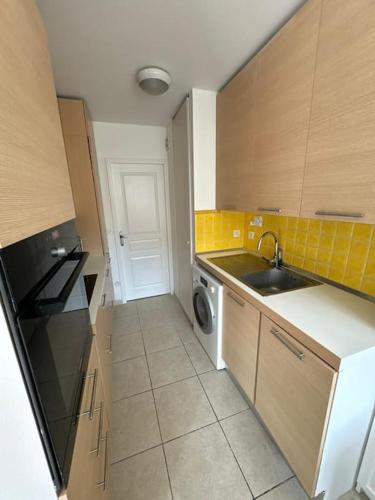 une cuisine avec un évier et une machine à laver dans l'établissement Magnifique T2 Cannes Centre, à Cannes