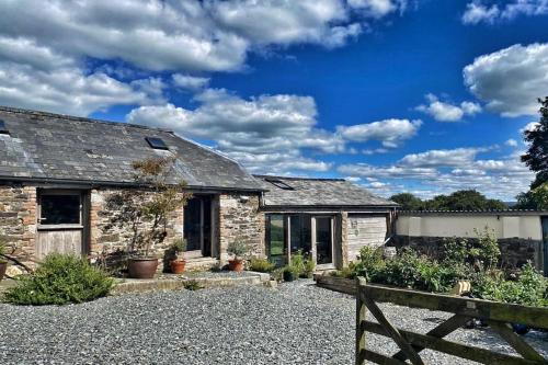 LiftonにあるThe Yard at Borough Farmの前庭付きの古い石造りの家