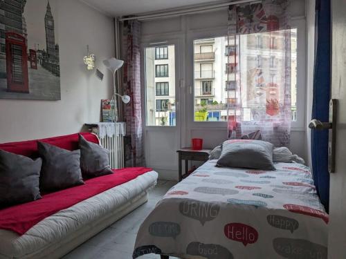 une chambre avec un lit et un canapé dans l'établissement Lumineux logement T4 proche bois Vincennes, à Vincennes