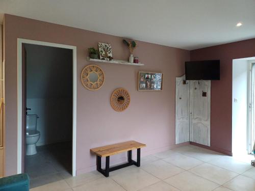 Cette chambre comprend des toilettes et un banc mural. dans l'établissement Studio Indépendant dans Demeure Typique d'Exception, à Saint-Vincent